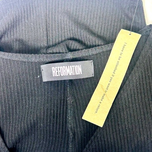 Reformation ~ Black Ribbed ~ Twist Front V-Neck Crop Top ~ Short Sleeve ~ XS NWT - Picture 5 of 10
